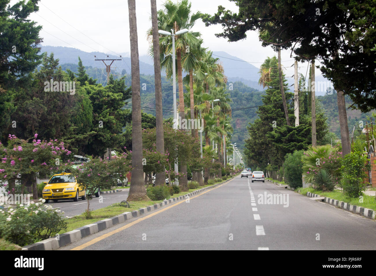 Photo pour la ville de Ramsar en République islamique d'Iran, qui montrent de nombreux cours et des voitures et des montagnes et des arbres. Banque D'Images