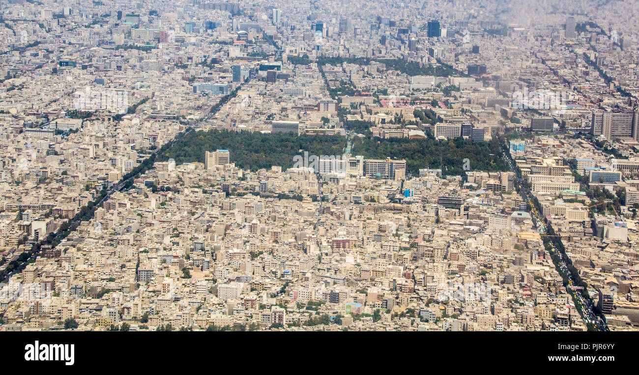 Ariel photo pour la ville de Téhéran en République islamique d'Iran, qui montrent les rues et les bâtiments et certaines voitures et certains arbres. Banque D'Images