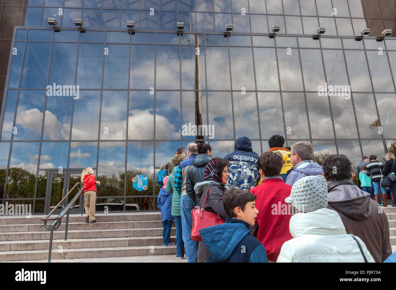 Les gens sont en ligne à l'extérieur du Smithsonian National Air and Space Museum à Washington, District of Columbia, États-Unis Banque D'Images