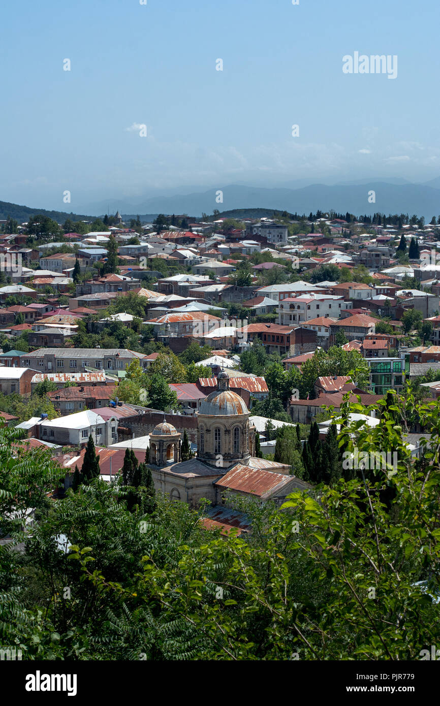 Un haut vue ci-dessus à travers la ville de Kutaisi, y compris une église et maisons aux toits d'étain. Banque D'Images