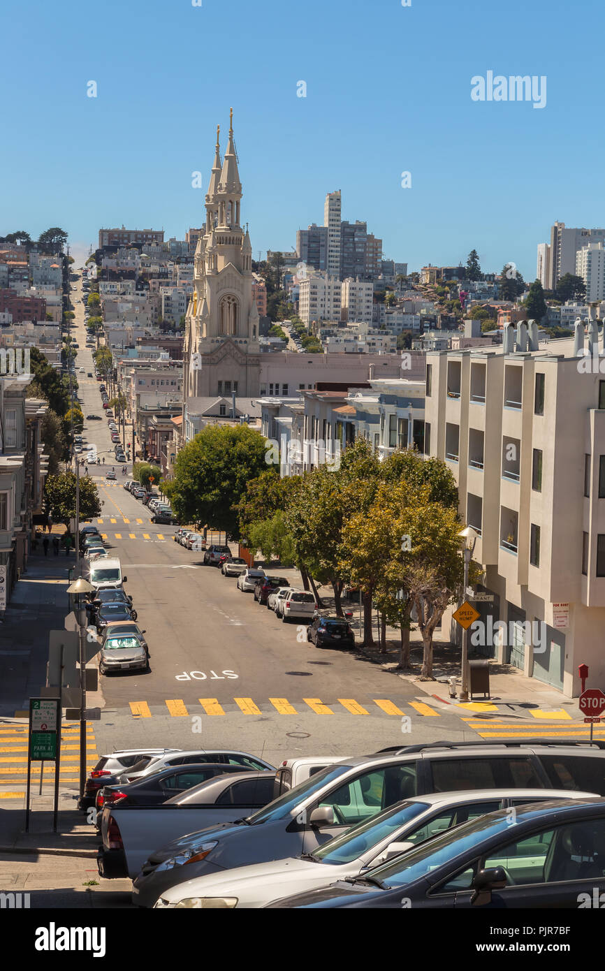 Vue de North Beach avec l'église Saint Pierre et Paul de la Radiotélégraphie Hill, San Francisco, California, United States Banque D'Images