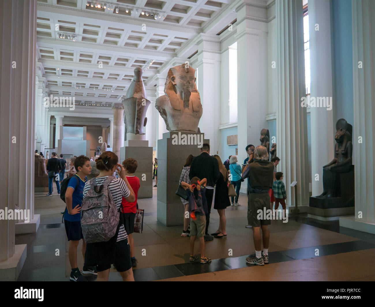 Les visiteurs du British Museum de Londres, Angleterre regarder les expositions dans la collection égyptienne Banque D'Images