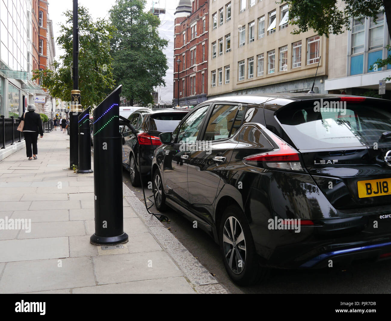 Voitures électriques à charge d'un point de recharge sur une rue de Londres Banque D'Images