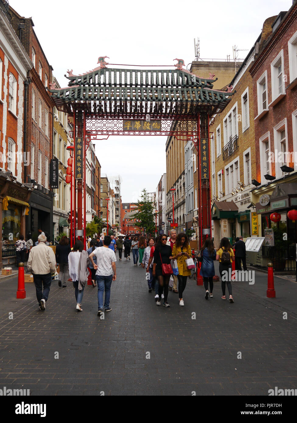 Les touristes à pied les rues de Chinatown à Londres, Angleterre Banque D'Images