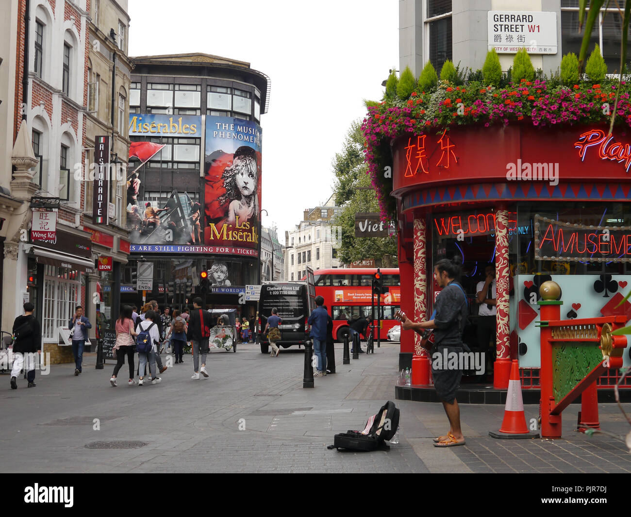 Les touristes à pied les rues de Chinatown à Londres, Angleterre Banque D'Images