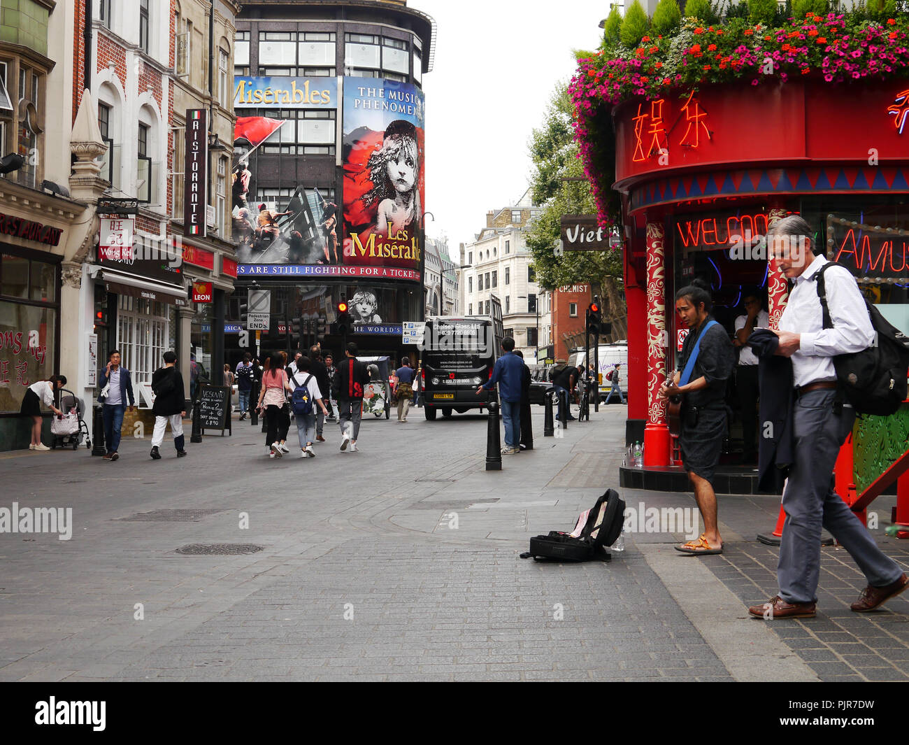 Les touristes à pied les rues de Chinatown à Londres, Angleterre Banque D'Images