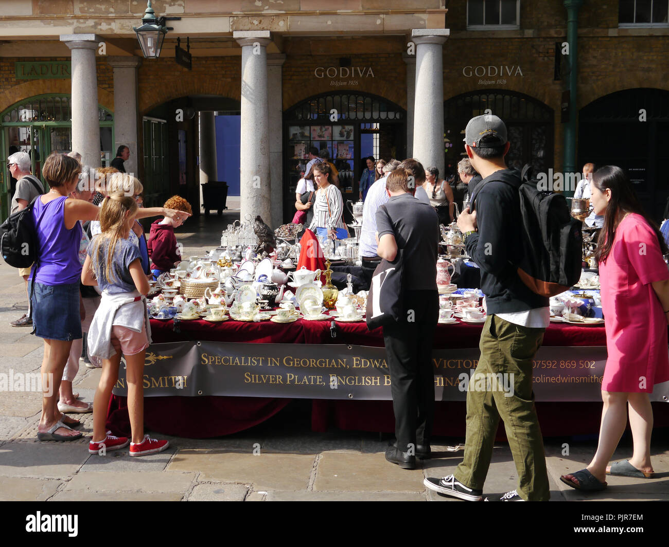 Les touristes regarder un étal vendant des os dans la chine antique Convent Garden, Londres, Angleterre Banque D'Images