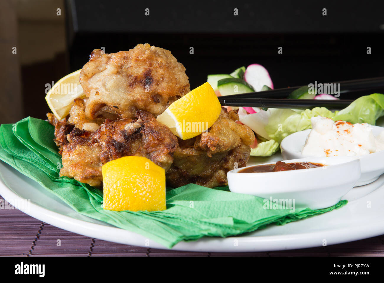 Un repas de poulet Karaage avec red chili trempette de haricots et de paprika yaourt servi avec un mélange de salade fraîche Banque D'Images