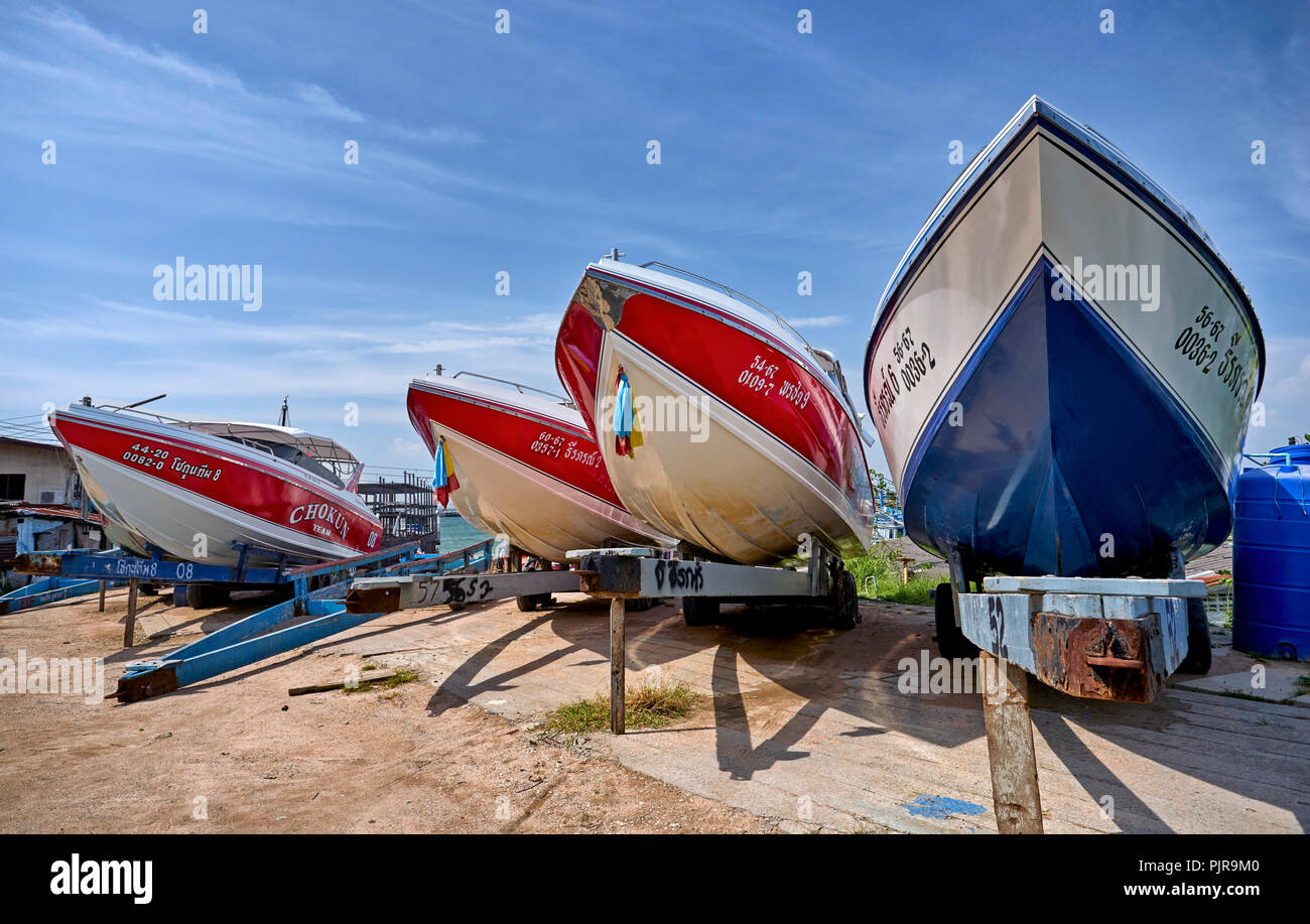 Thaïlande speed boats sur remorques ayant été ancrés sur terre Banque D'Images