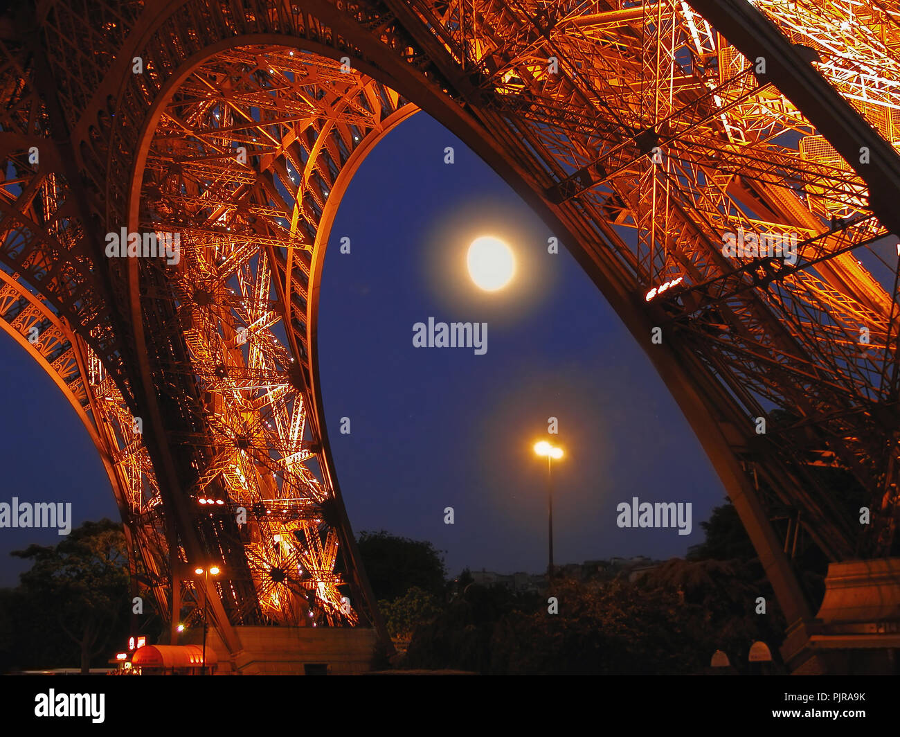 Détail de la Tour Eiffel : le pilier sud-ouest et l'ouest de arch, encadrant le soir lune : Paris, France Banque D'Images