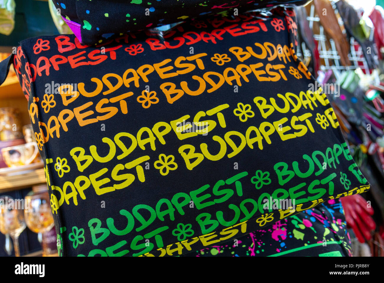 Un sac avec 'Budapest' écrit dessus en plusieurs couleurs sur un étal à l'intérieur du Marché Central Hall, Budapest, Hongrie. Banque D'Images