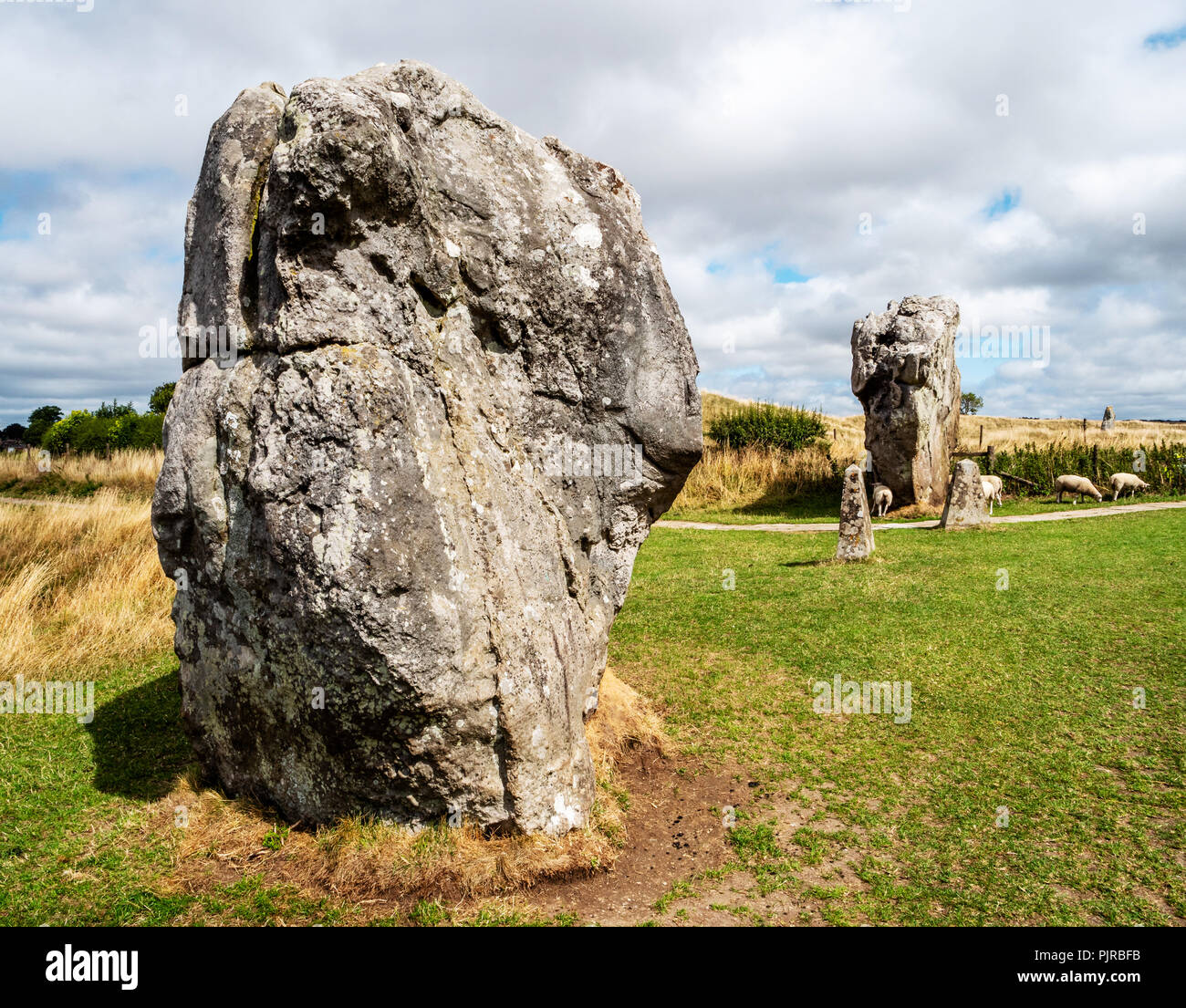 De gigantesques pierres sarsen à Avebury henge néolithiques dans le Wiltshire UK qui contient une pub de village et trois cercles de pierre dans sa circonférence Banque D'Images