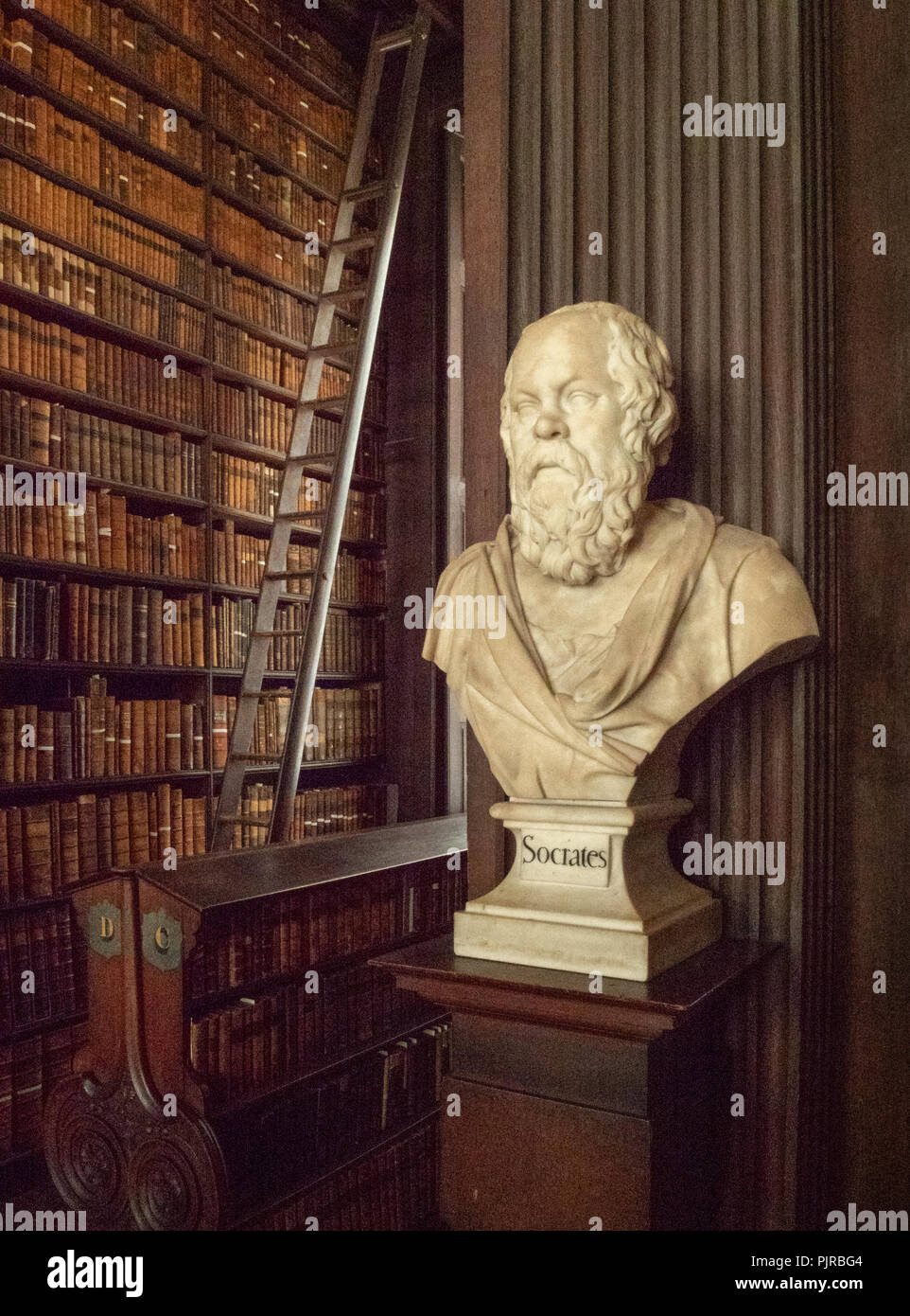 De magnifiques boiseries de chêne de l'intérieur de la bibliothèque de Trinity College à Dublin en Irlande avec des bustes de philosophes historique dirigé par Socrate Banque D'Images