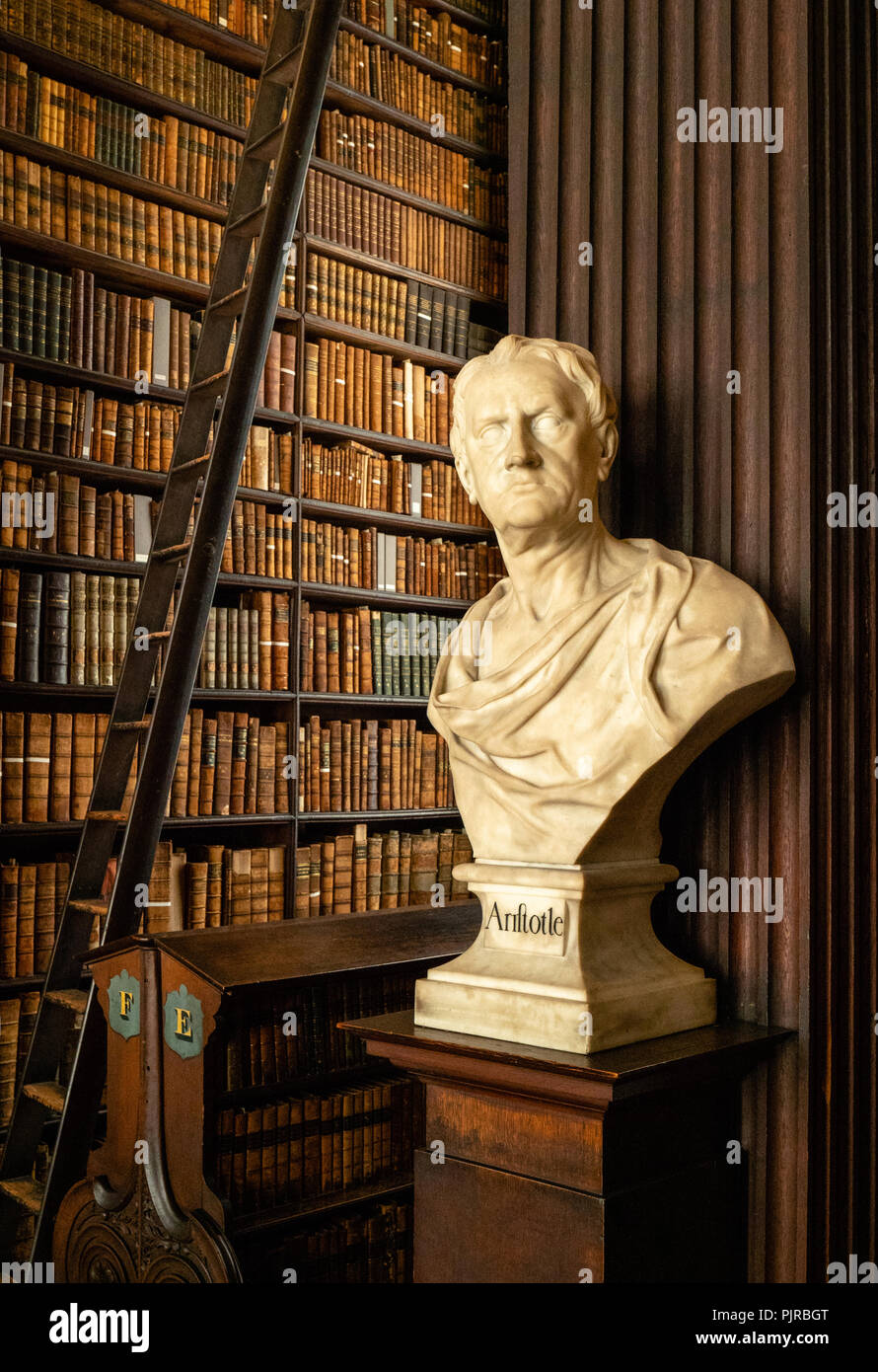 Buste d'Aristote dans les magnifiques boiseries de chêne de l'intérieur de la bibliothèque de Trinity College à Dublin en Irlande Banque D'Images
