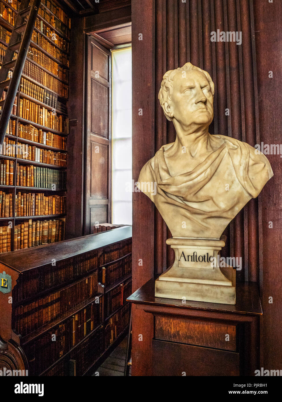 Buste d'Aristote dans les magnifiques boiseries de chêne de l'intérieur de la bibliothèque de Trinity College à Dublin en Irlande Banque D'Images