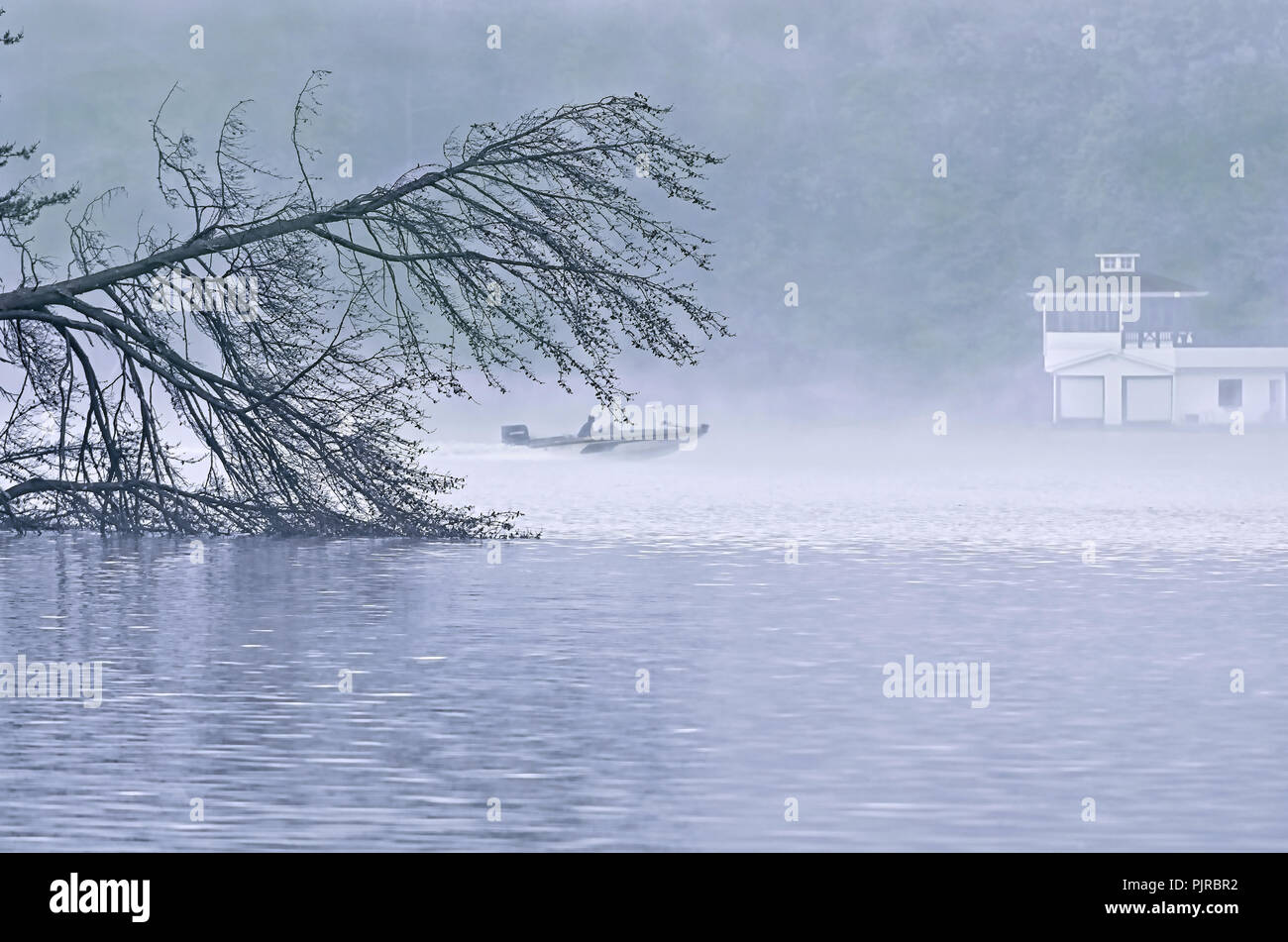 Bateau sur un lac dans le Brouillard Le brouillard tôt le matin Banque D'Images
