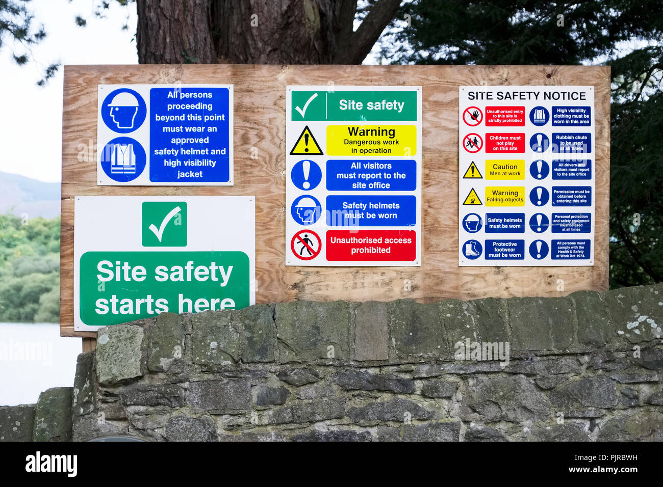 La sécurité commence ici et de santé et sécurité conseil construction remarquer des signes où les travaux de construction sont en cours Banque D'Images La sécurité commence ici et de santé et sécurité conseil construction remarquer des signes où les travaux de construction sont en cours Banque D'Images