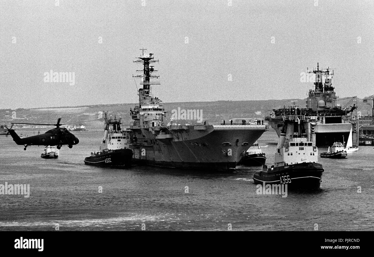 AJAXNETPHOTO. 1984. PORTSMOUTH, ENLAND. - Ferrailles lié - LE PORTE-AVIONS HMS REMPART REMORQUÉ HORS DE LA BASE NAVALE À LA FERRAILLE EN 1984. PHOTO:JONATHAN EASTLAND/AJAX. REF:HDN(NA)AC/rempart  100484 2A. Banque D'Images