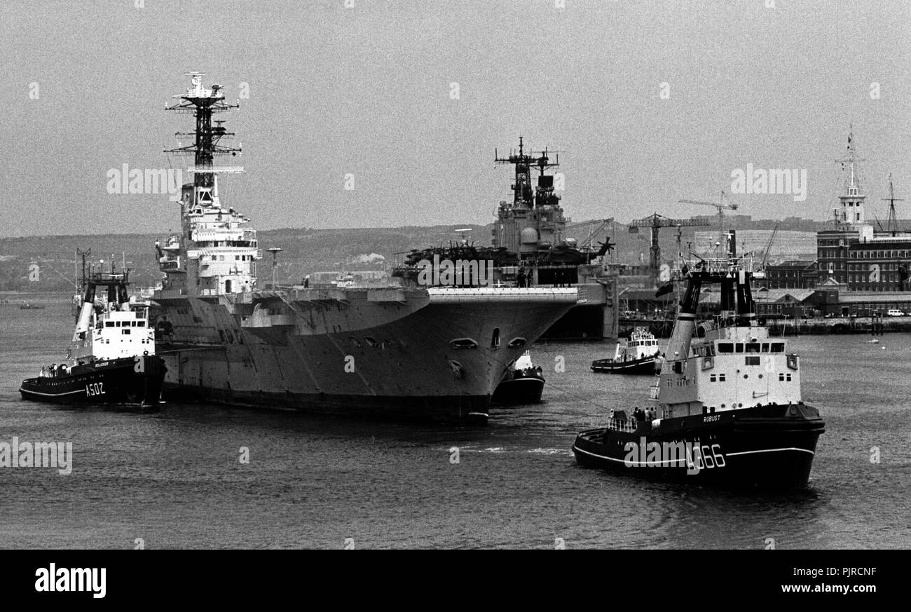AJAXNETPHOTO. 1984. PORTSMOUTH, ENLAND. - Ferrailles lié - LE PORTE-AVIONS HMS REMPART REMORQUÉ HORS DE LA BASE NAVALE À LA FERRAILLE EN 1984. PHOTO:JONATHAN EASTLAND/AJAX. REF:HDN(NA)AC/rempart  100484 22A. Banque D'Images