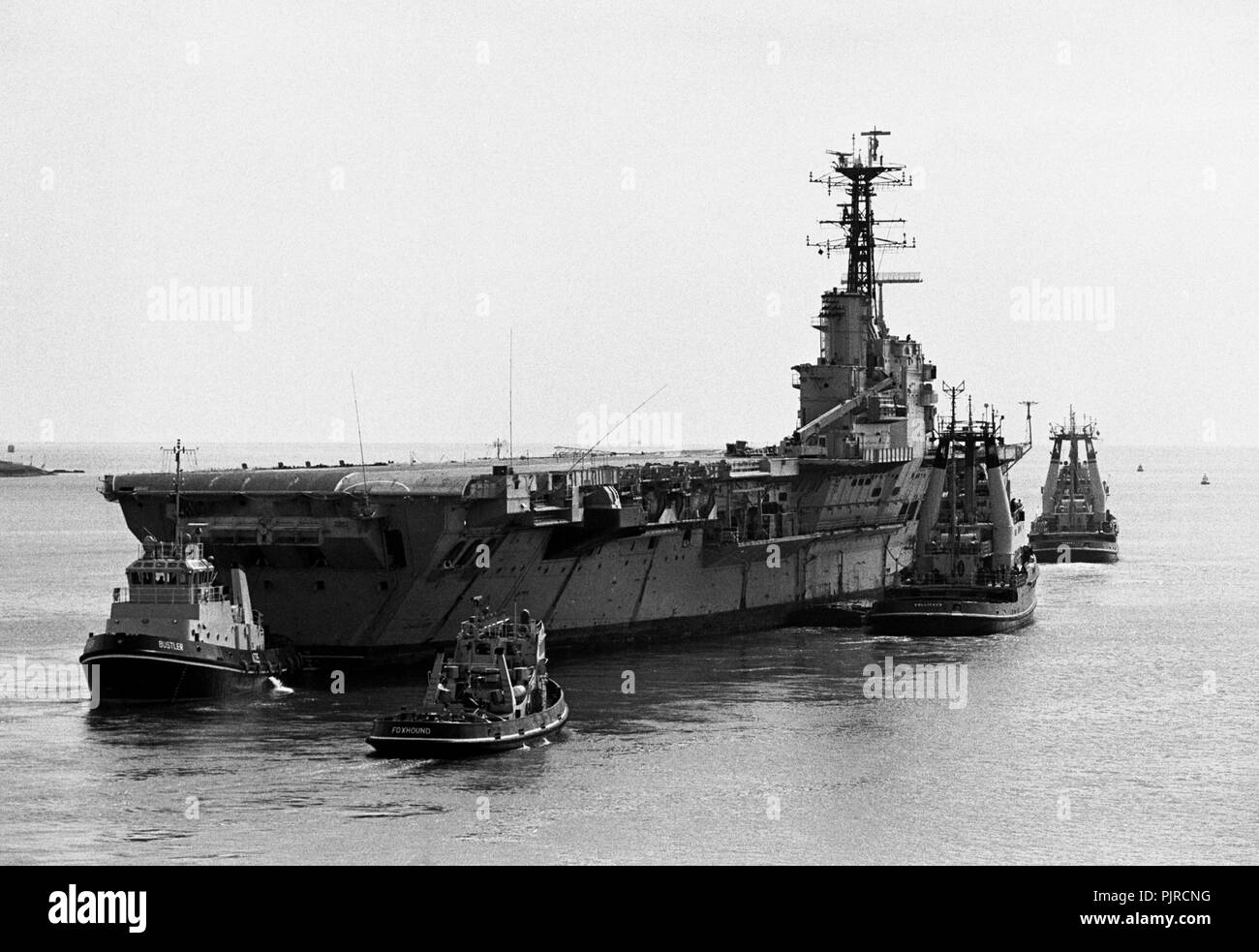 AJAXNETPHOTO. 1984. PORTSMOUTH, ENLAND. - Ferrailles lié - LE PORTE-AVIONS HMS REMPART REMORQUÉ HORS DE LA BASE NAVALE À LA FERRAILLE EN 1984. PHOTO:JONATHAN EASTLAND/AJAX. REF:HDN(NA)AC/rempart  100484 31A. Banque D'Images