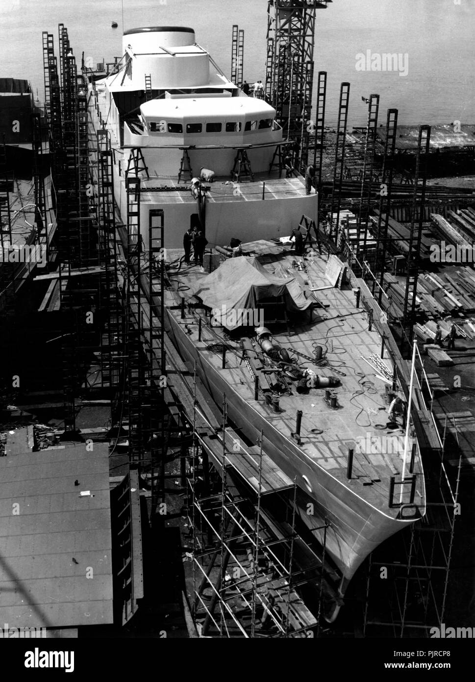 AJAXNETPHOTO. 1966. Rockfield, ANGLETERRE - PREND FORME - Frégate Frégate MARK 7 (333FT,1600 tonnes, 2 X OLYMPUS TURBINE ET DIESEL - CODOG, 37NOEUDS.) À L'ÉTAPE FINALE DE LA CONSTRUCTION À L'VOSPER 1970 Ford Econoline Cour. /AJAXNETPHOTO VTCOLLECTION PHOTO : REF:HDD::NAVAL VT9052 180786 Banque D'Images