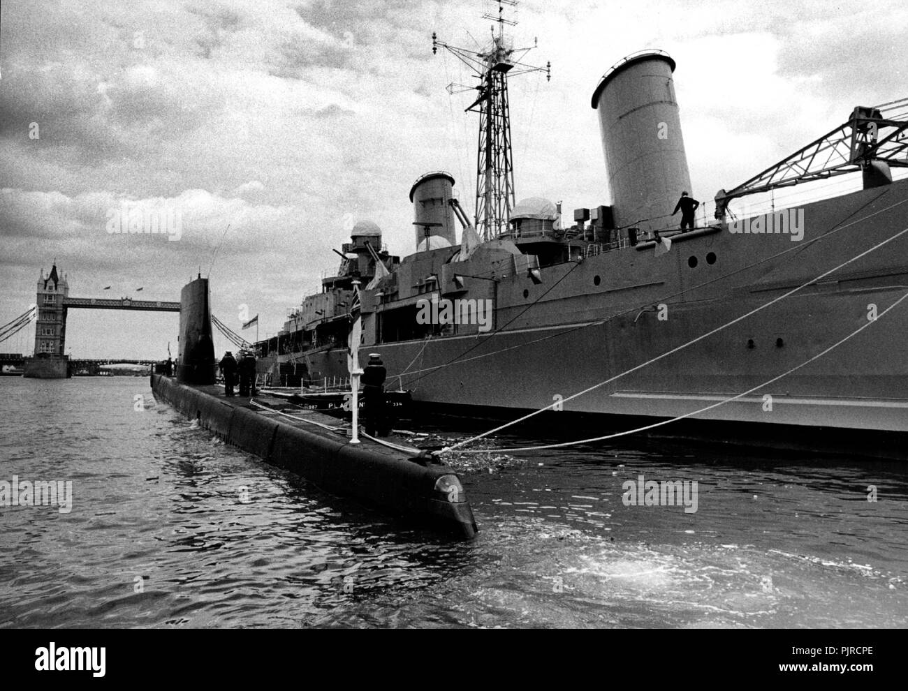 AJAXNETPHOTO. Juin 9th, 1985. Londres, Angleterre. - Quitter LONDRES - SOUS-MARIN HMS OLYMPUS QUITTE SON POSTE D'À CÔTÉ LE MUSÉE croiseur HMS BELFAST APRÈS UNE VISITE DE COURTOISIE À LA VILLE. PHOTO:JONATHAN EASTLAND/AJAX. REF:HDD   1985 OLYMPUS 9850906 Banque D'Images AJAXNETPHOTO. Juin 9th, 1985. Londres, Angleterre. - Quitter LONDRES - SOUS-MARIN HMS OLYMPUS QUITTE SON POSTE D'À CÔTÉ LE MUSÉE croiseur HMS BELFAST APRÈS UNE VISITE DE COURTOISIE À LA VILLE. PHOTO:JONATHAN EASTLAND/AJAX. REF:HDD   1985 OLYMPUS 9850906 Banque D'Images