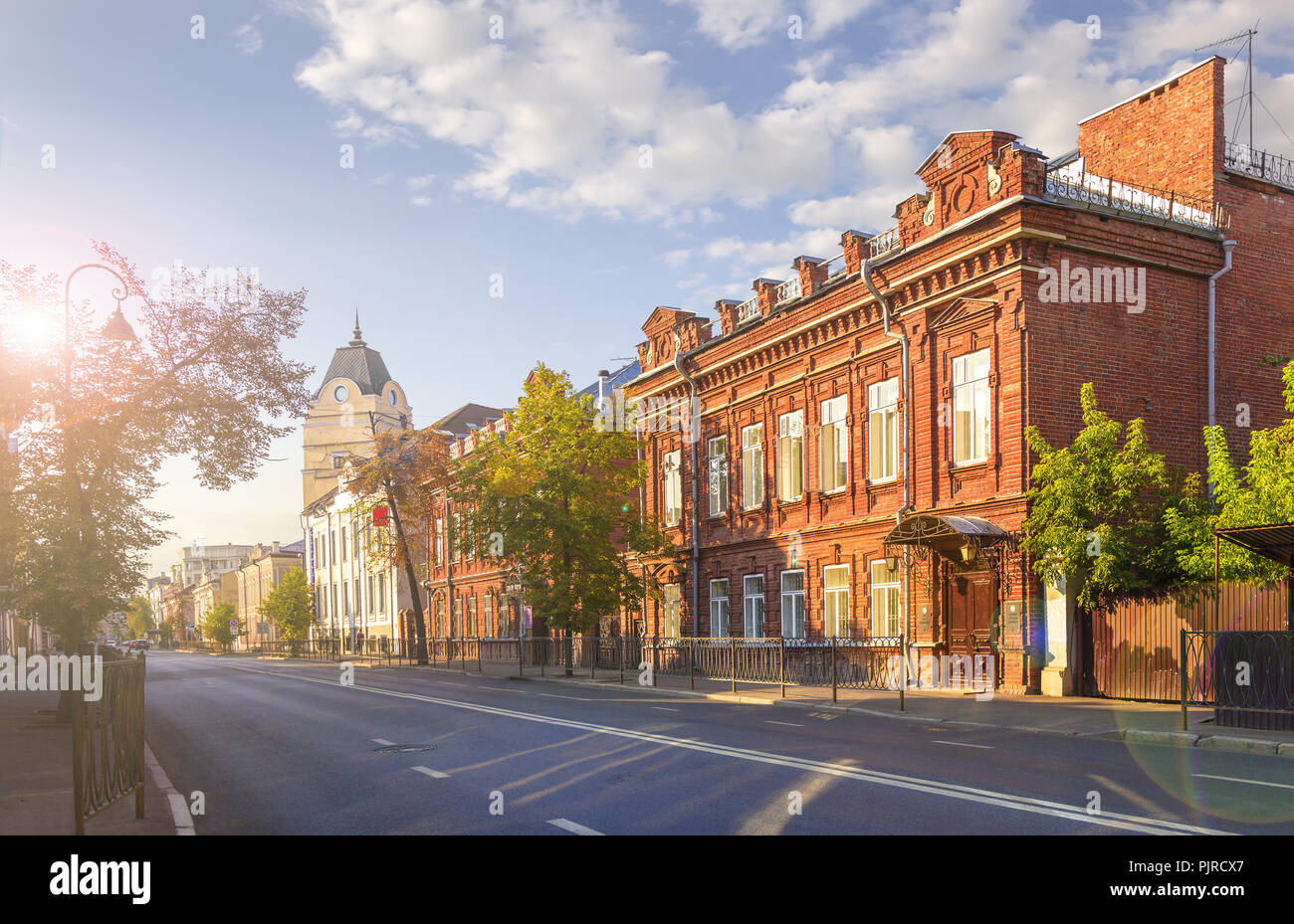 Rue Ostrovsky, Kazan City Philharmonic sur une journée ensoleillée .. Kazan, Tatarstan, en Russie. Banque D'Images