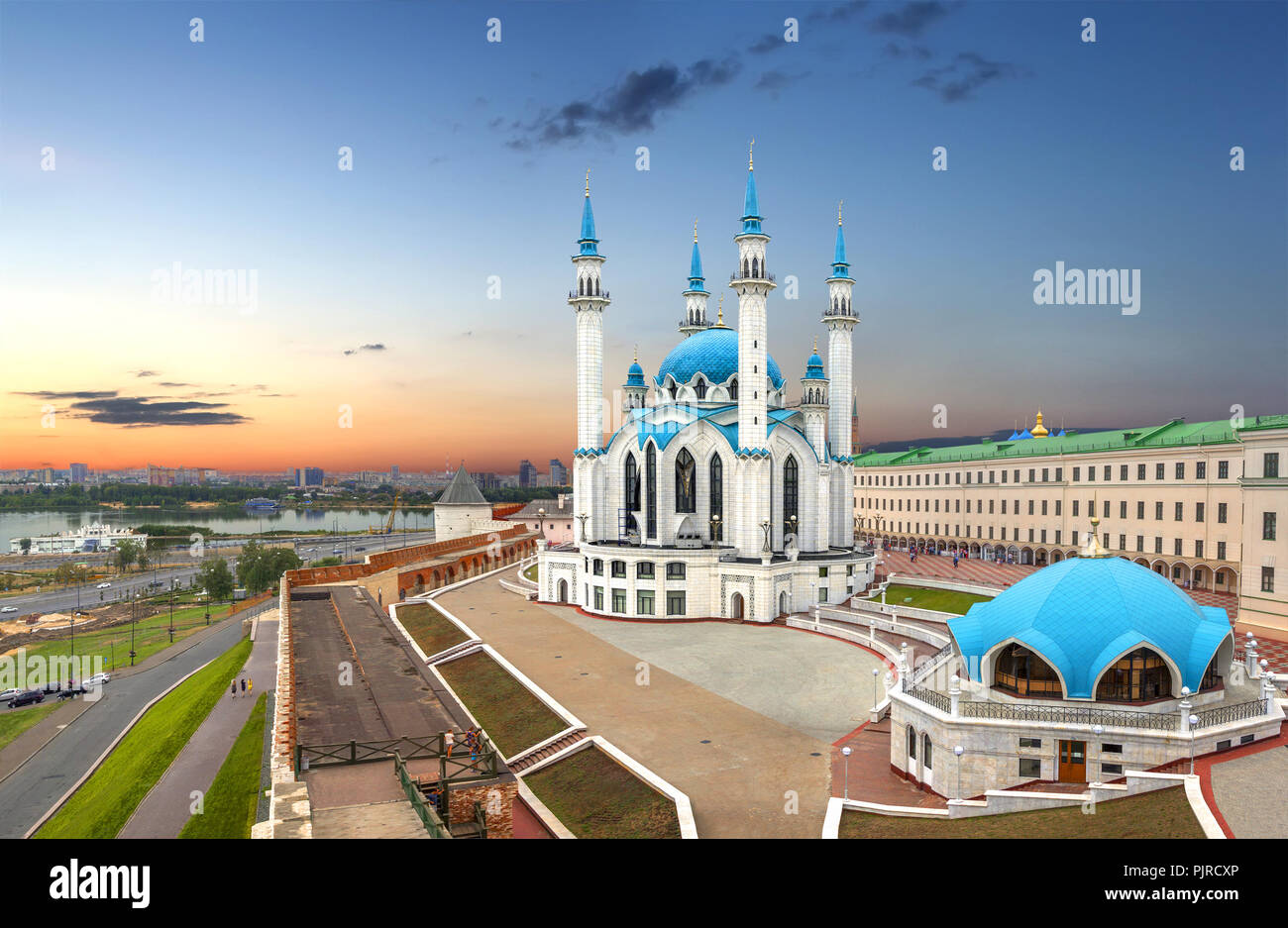 Qolsharif (Kul Sharif) mosquée dans le Kremlin de Kazan sur fond coucher de soleil. Le Tatarstan, Russie (2) Banque D'Images