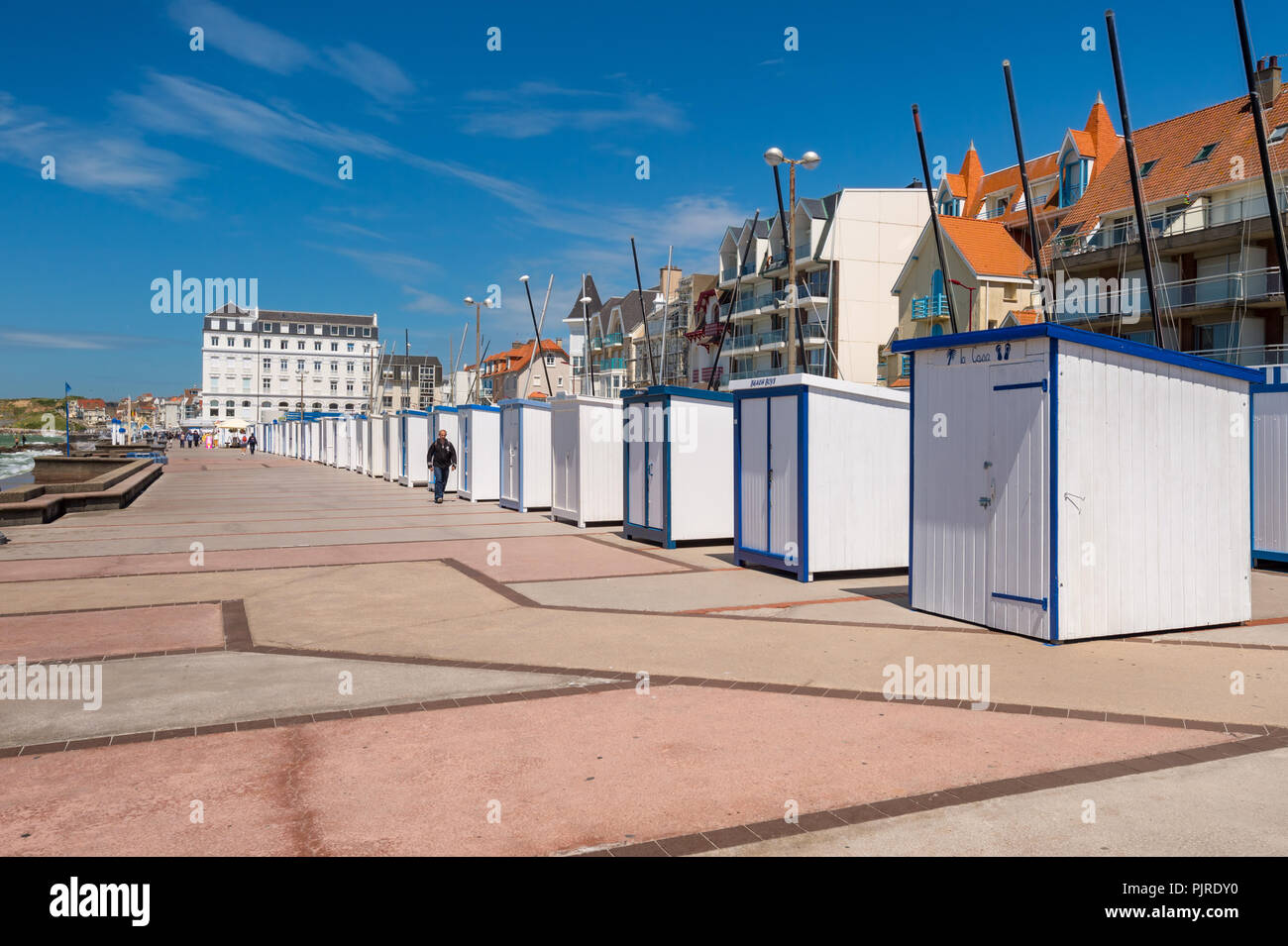 Wimereux, France - 16 juin 2018 : cabines de plage sur la promenade de front de mer. Banque D'Images