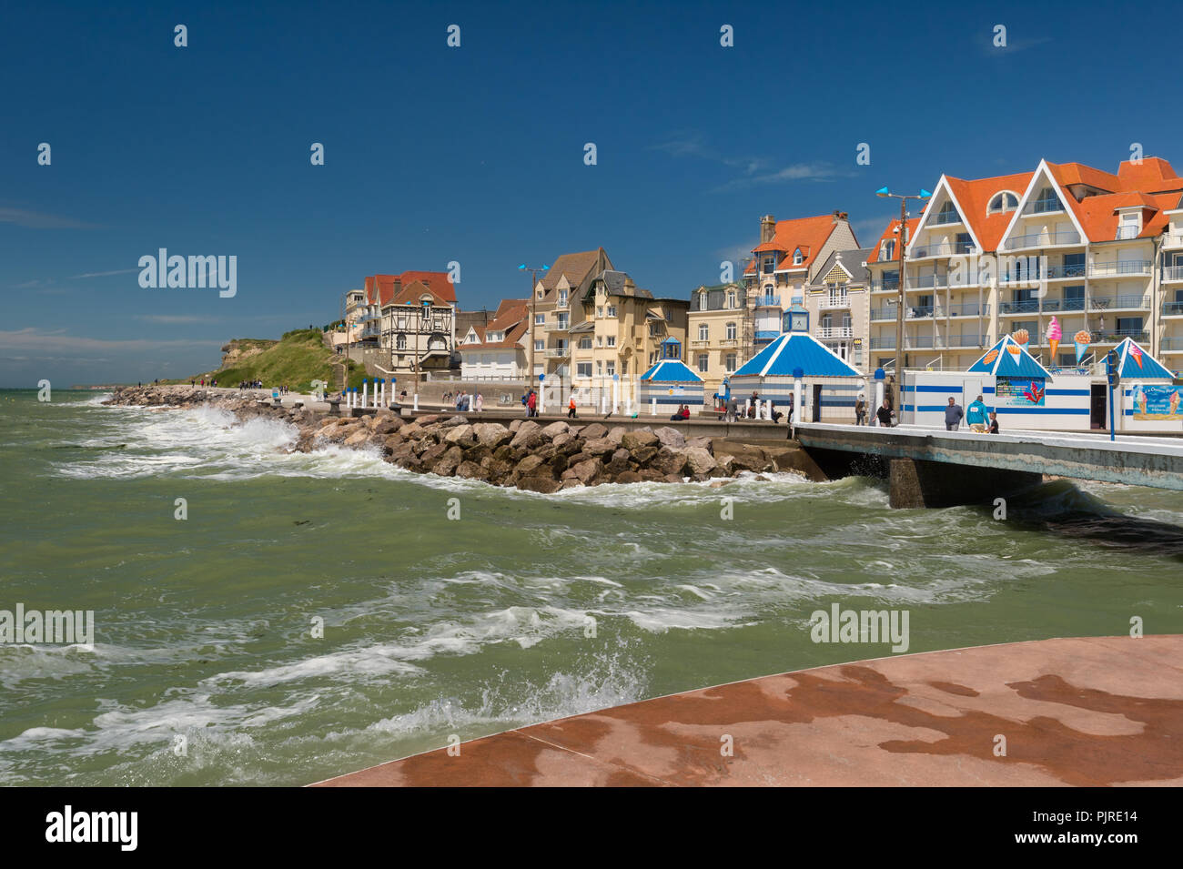 Wimereux, France - 16 juin 2018 : promenade du front de mer en été. Banque D'Images