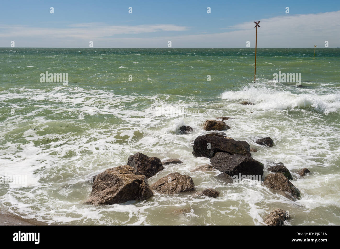 Wimereux, France - 16 juin 2018 : vagues se briser sur les roches Banque D'Images