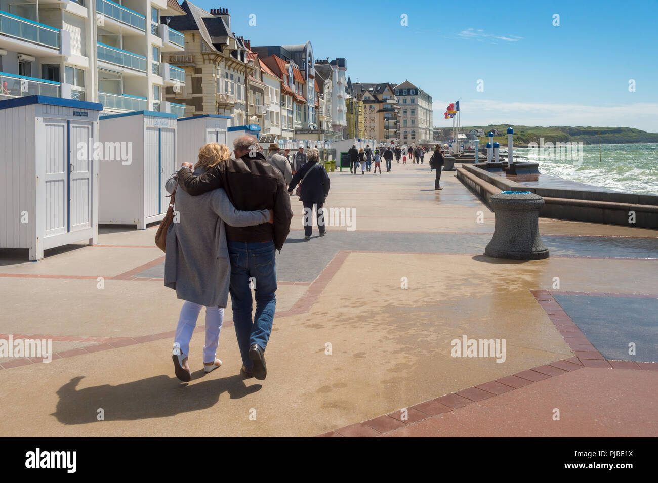 Wimereux, France - 16 juin 2018 : Les gens de marcher sur la promenade du front de mer Banque D'Images