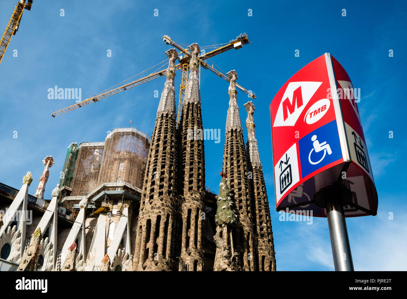 Sagrada Familia de Barcelone avec metro sign in avant-garde et montrant la construction de la nouvelle partie Banque D'Images