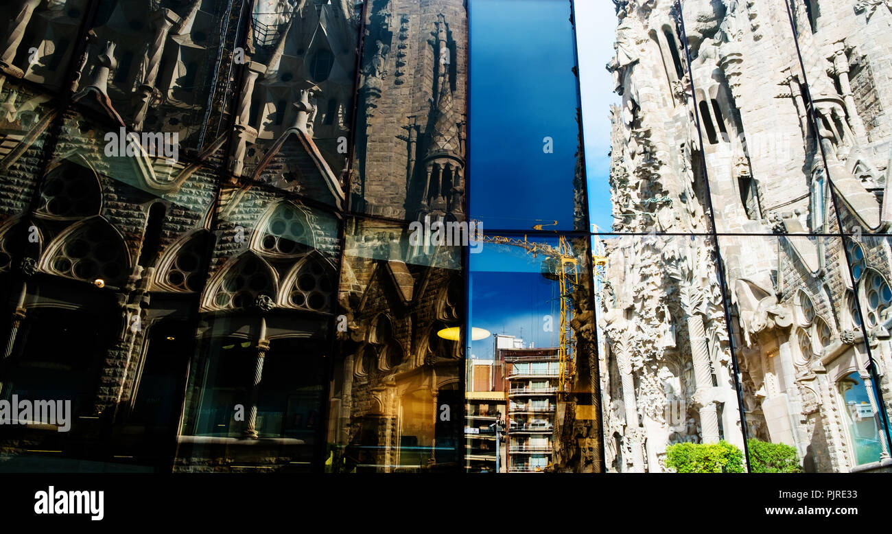 Reflet de la Sagrada Familia à Barcelone en verre Banque D'Images