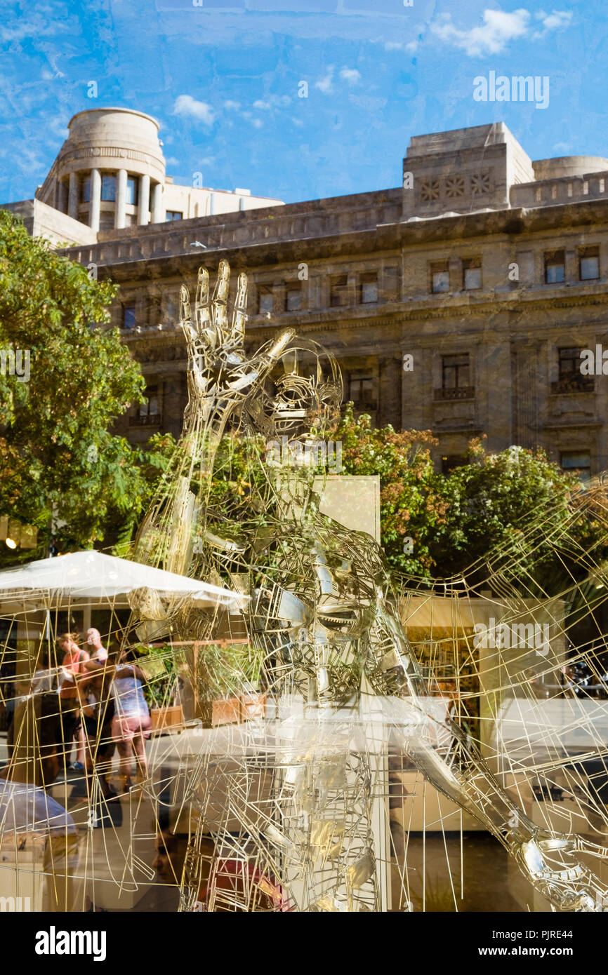 Le reflet d'une sculpture de métal dans un restaurant Barcelone Banque D'Images