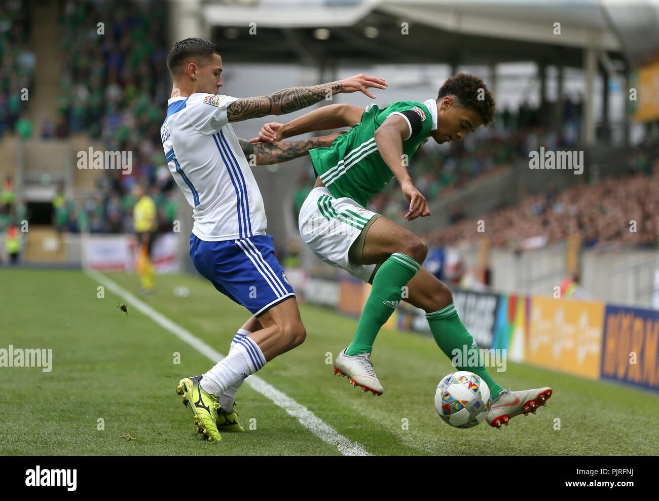 La Bosnie-et-Herzégovine Muhamed BESIC (à gauche) et d'Irlande du Nord pour la bataille de Lewis amal ball l'UEFA Ligue des Nations Unies, Ligue B Groupe Trois match à Windsor Park, Belfast. Banque D'Images