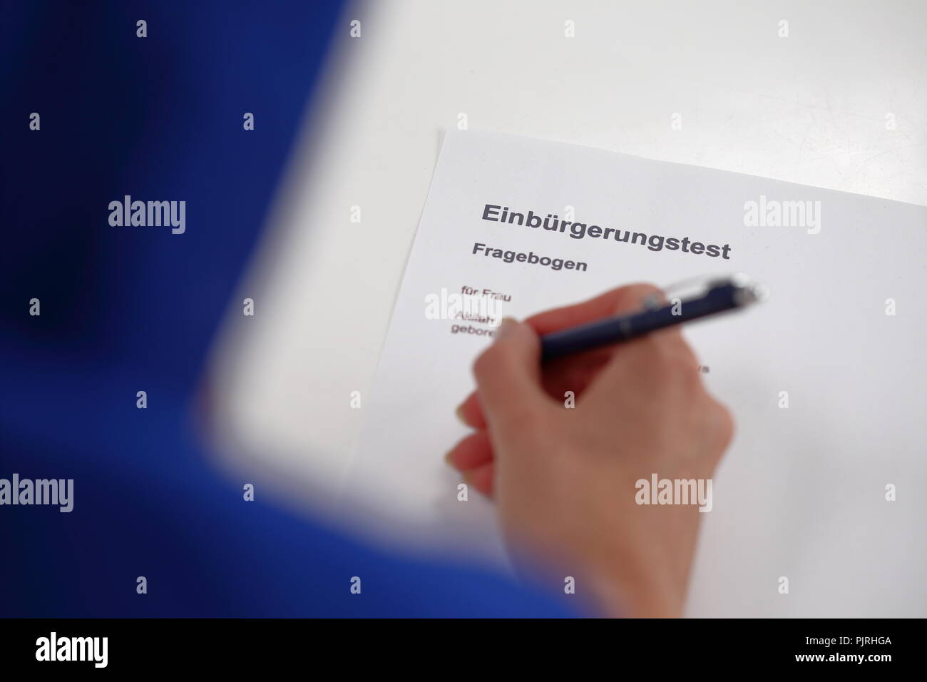 Une femme de remplir un test de citoyenneté allemande Banque D'Images