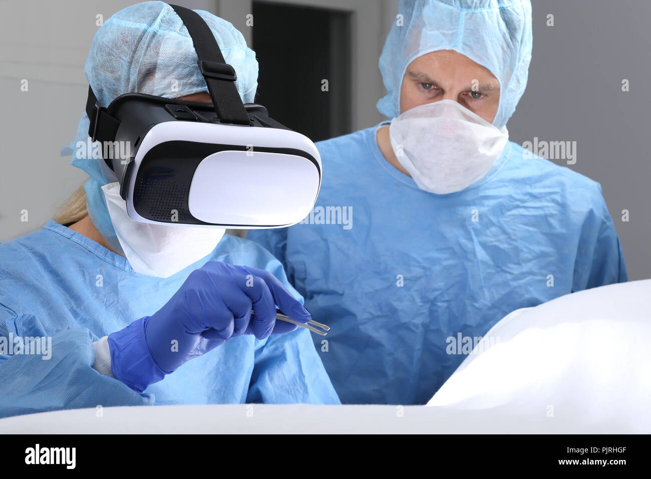 Deux médecins en salle d'opération chirurgicale avec la réalité virtuelle Banque D'Images