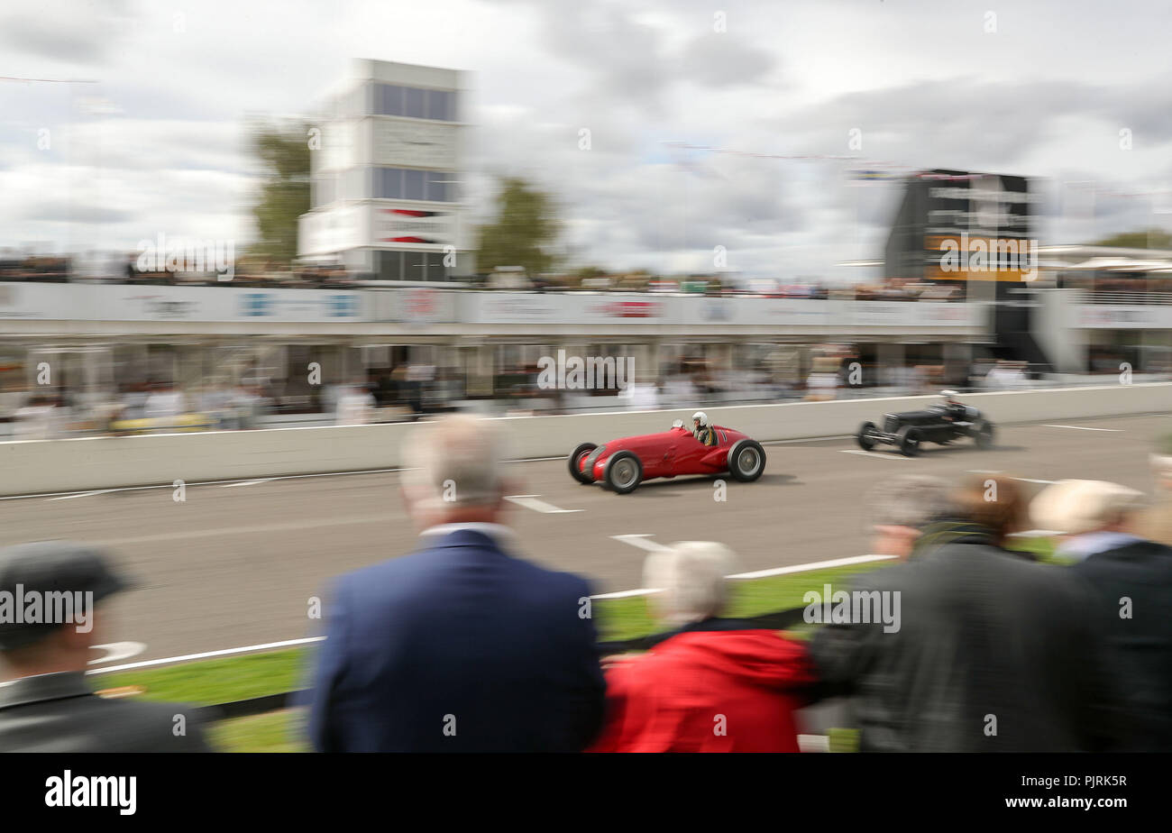 Un concurrent dans son Alfa Romeo 308C (à gauche) au cours de la Goodwood trophy le deuxième jour de la Goodwood Revival au Goodwood Motor Circuit, dans la région de Chichester. Banque D'Images