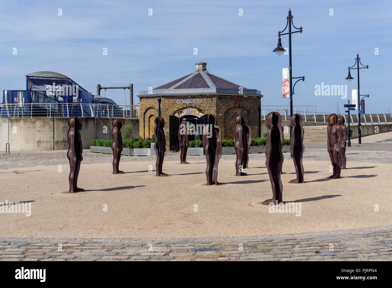 L'Assemblée Sculpture par Peter Burke, par l'entrée de Woolwich Arsenal Pier, Londres Angleterre Royaume-Uni UK Banque D'Images