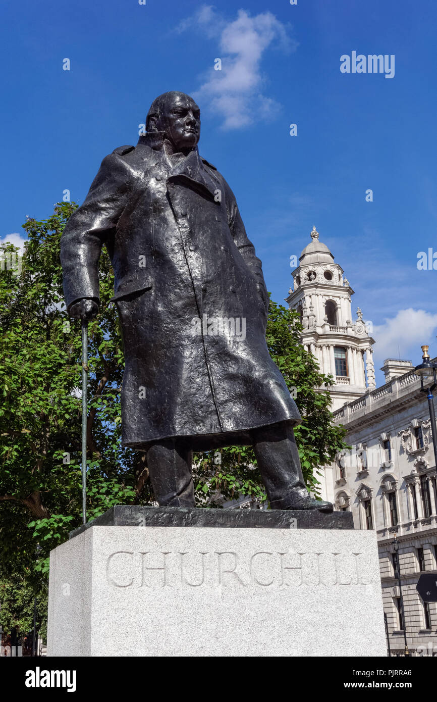 La statue de Winston Churchill à la place du Parlement à Londres, Angleterre Royaume-Uni UK Banque D'Images