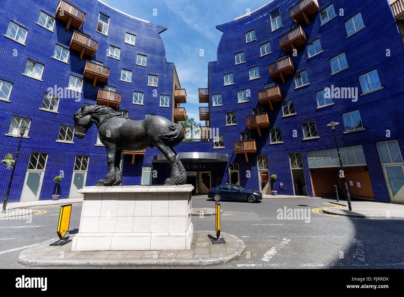 Le Cercle de l'immobilier avec une sculpture de Jacob le Dray Horse, London England Royaume-Uni UK Banque D'Images