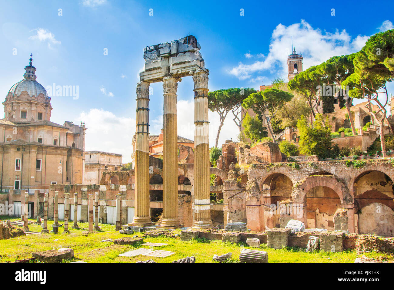 Ruines et colonnes du temple de Castor et Pollux dans le Forum Romain (Forum Romanum), Italie Banque D'Images