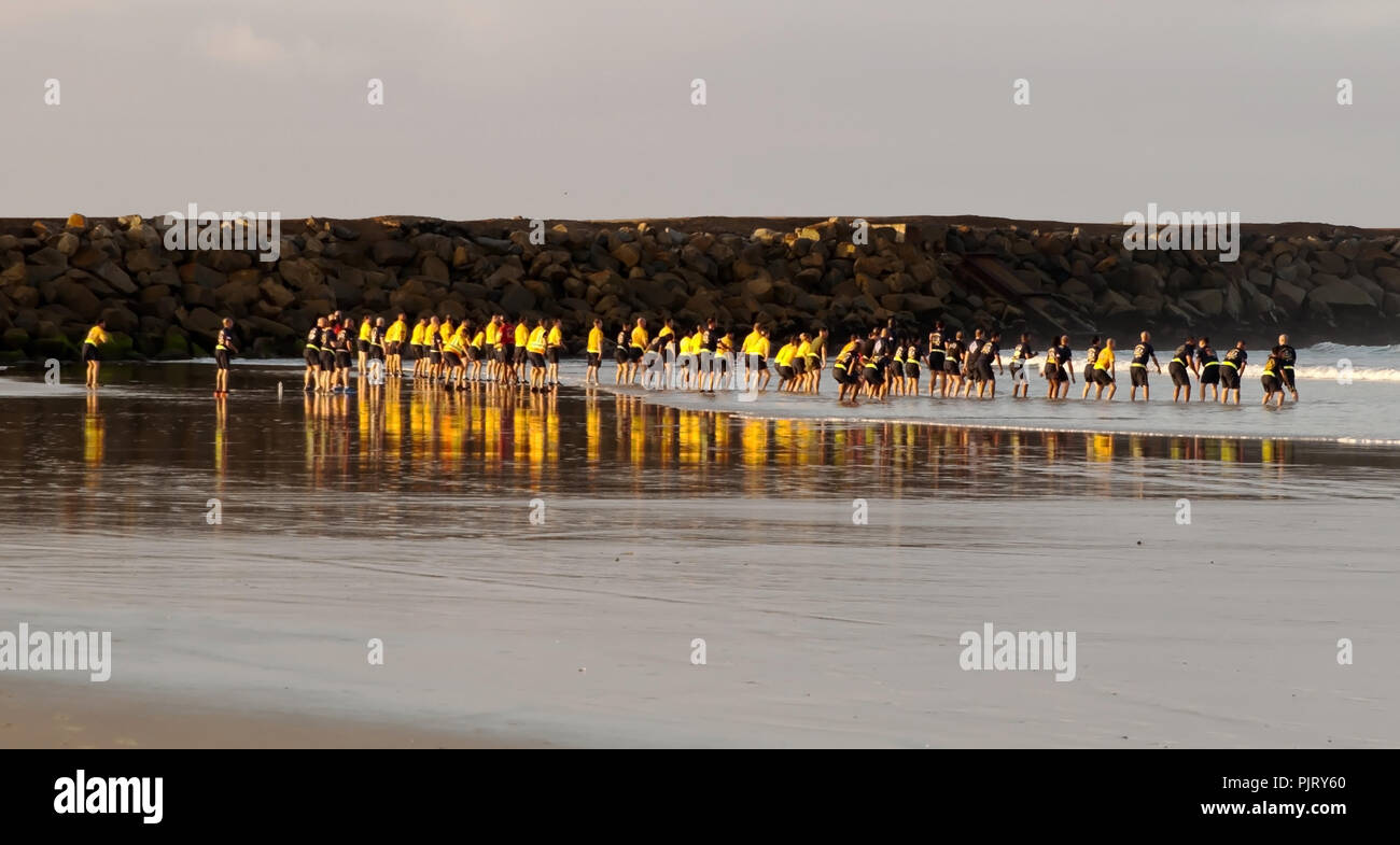 Les Marines des États-Unis dans les vêtements d'entraînement physique en cours d'exécution sur la plage de Camp Pendleton, dans le sud de la Californie du Sud, USA tôt le matin Banque D'Images