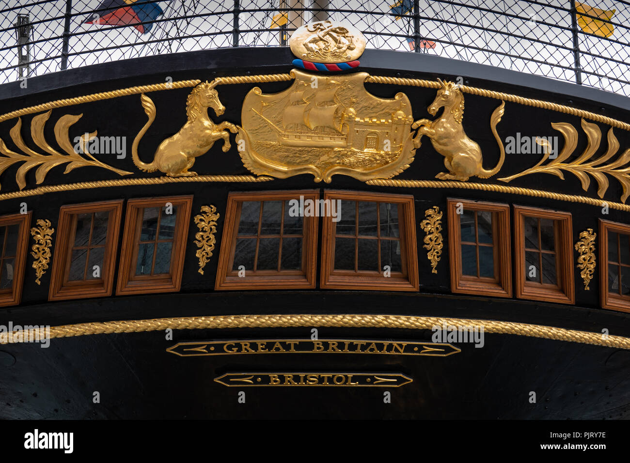Les décorations dorées sur la poupe du SS Great Britain catch the sun Banque D'Images