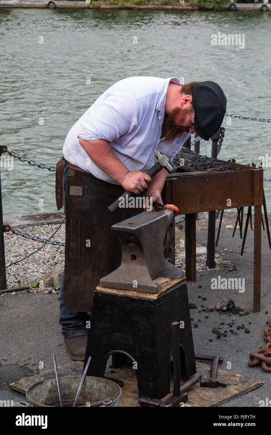 Un forgeron démontre comment des chaînes de fer ont été forgés des navires dans le SS Great Britain la pièce à Bristol Banque D'Images