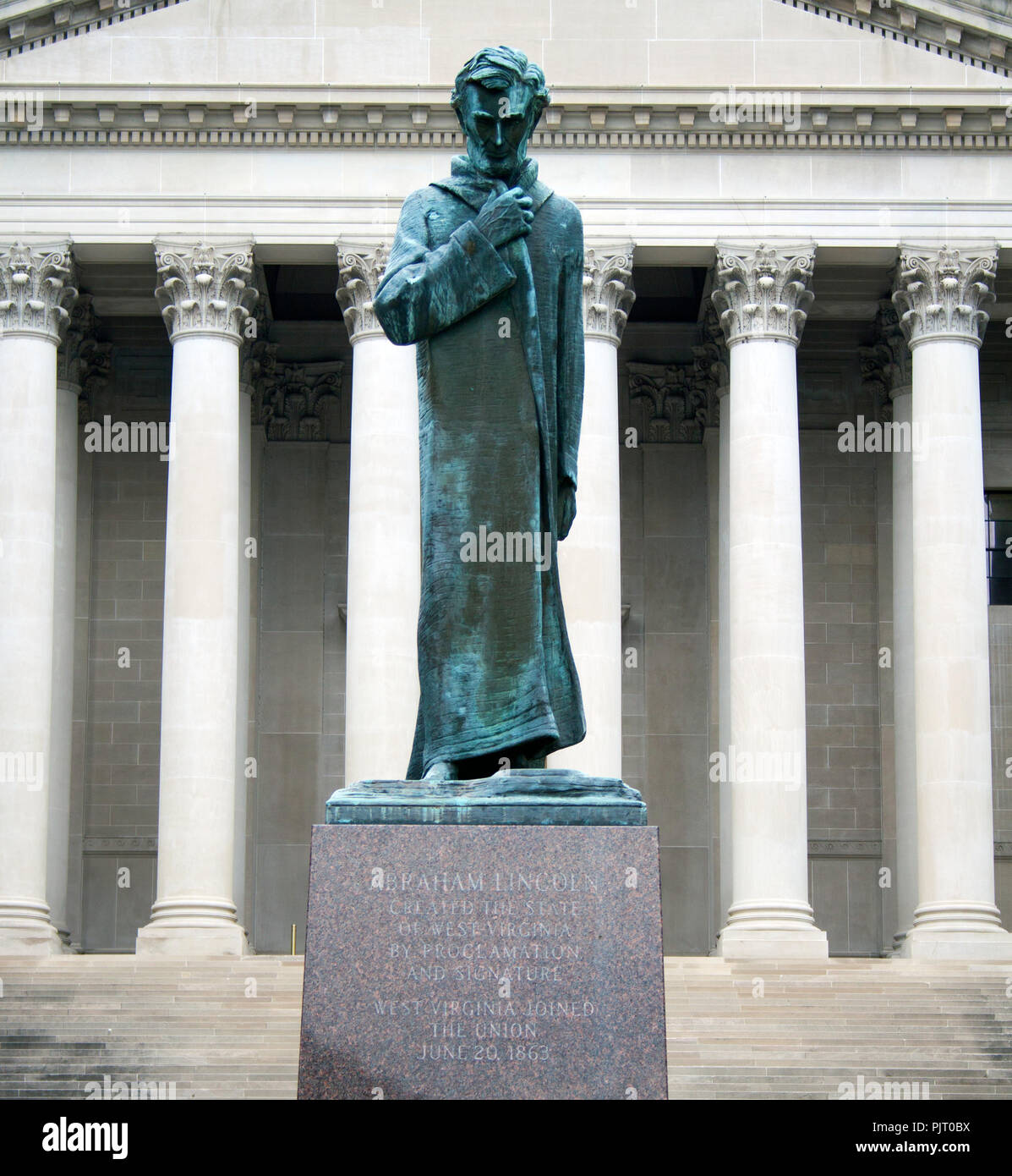 La statue d'Abraham Lincoln : l'homme à Charleston, en Virginie-occidentale, représente Lincoln marchant à minuit, profondément dans le reflet solennel. Banque D'Images La statue d'Abraham Lincoln : l'homme à Charleston, en Virginie-occidentale, représente Lincoln marchant à minuit, profondément dans le reflet solennel. Banque D'Images