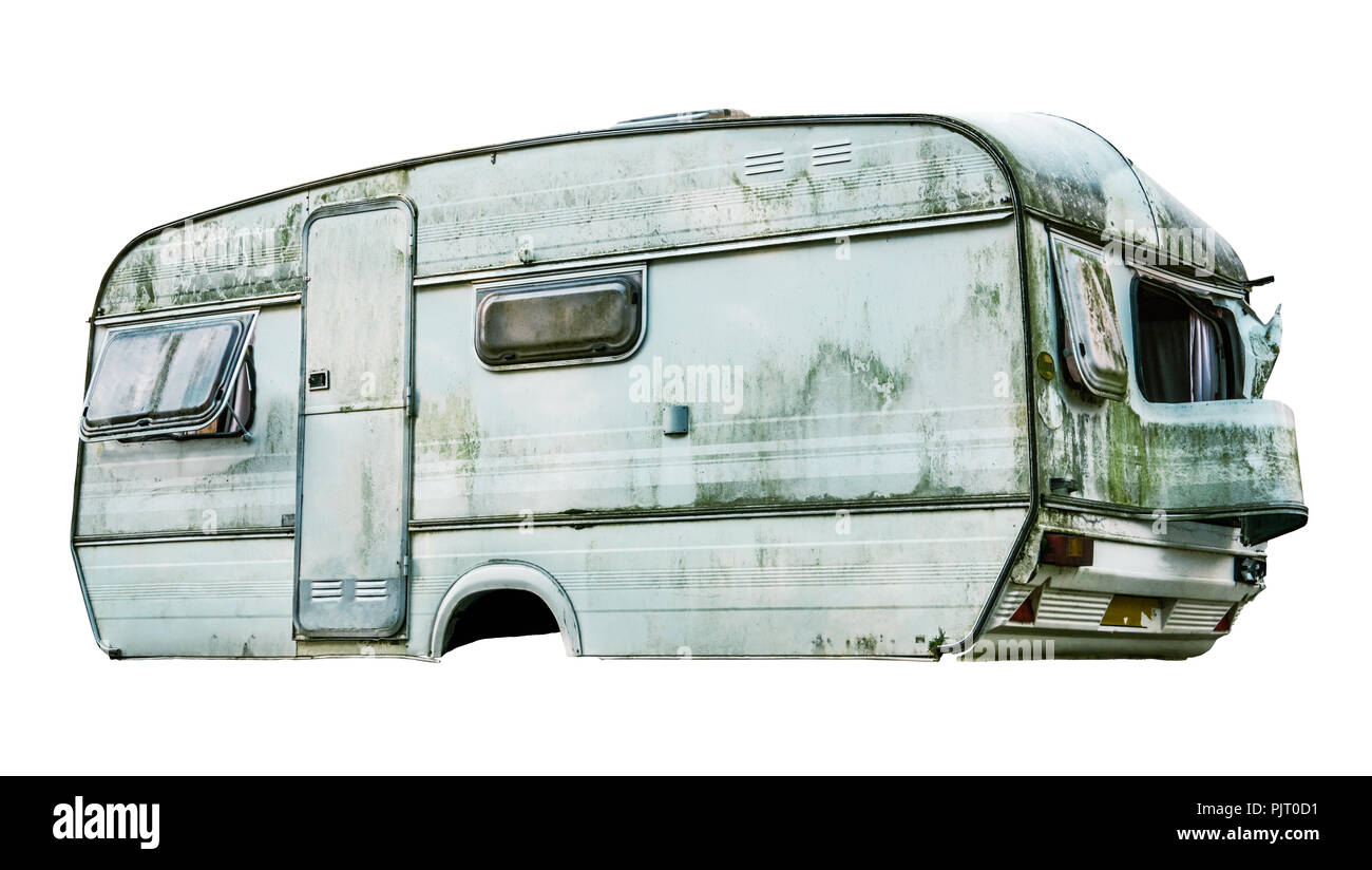 Vieux dégueulasse isolé blanc sale caravane avec roues manquantes sur un fond blanc Banque D'Images