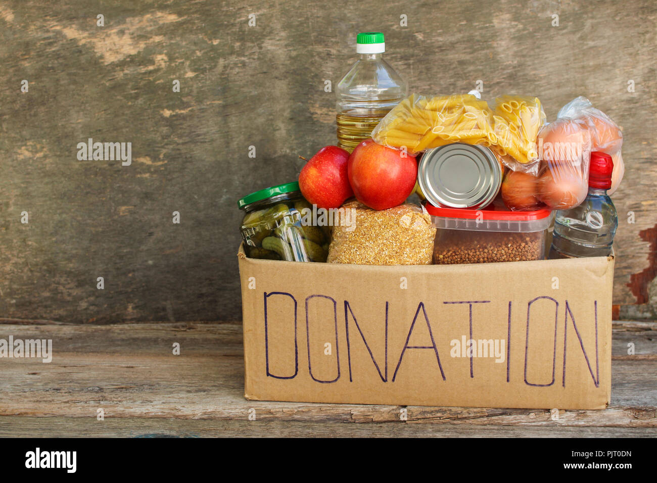 Donation box avec de la nourriture. Banque D'Images