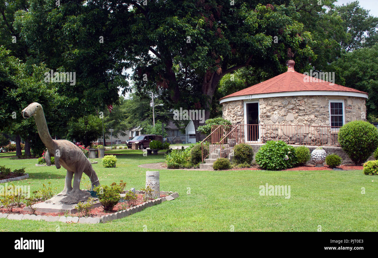 Vieille maison ronde en pierre à Wilson, Caroline du Nord - une curieuse structure circulaire avec des origines mystérieuses et un attrait durable en bord de route. Banque D'Images